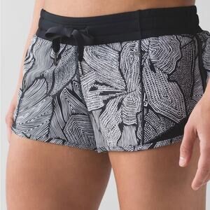 Lululemon Hotty Hot Short Dottie Tribe Size 4 White Black / Black